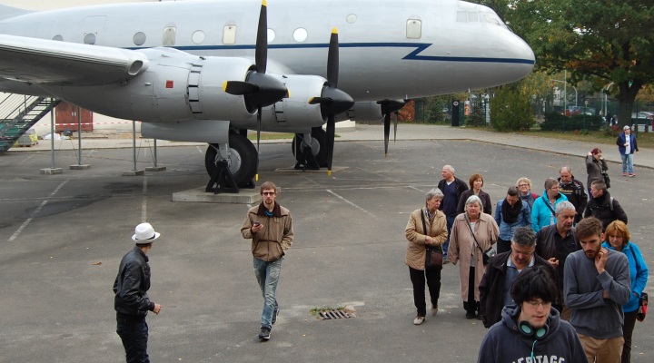 Besuchergruppe auf dem ehemaligen Flughafen Tempelhof