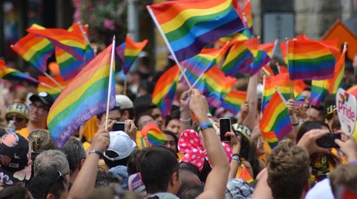 Demonstration, Menschen mit Regenbogenfahnen