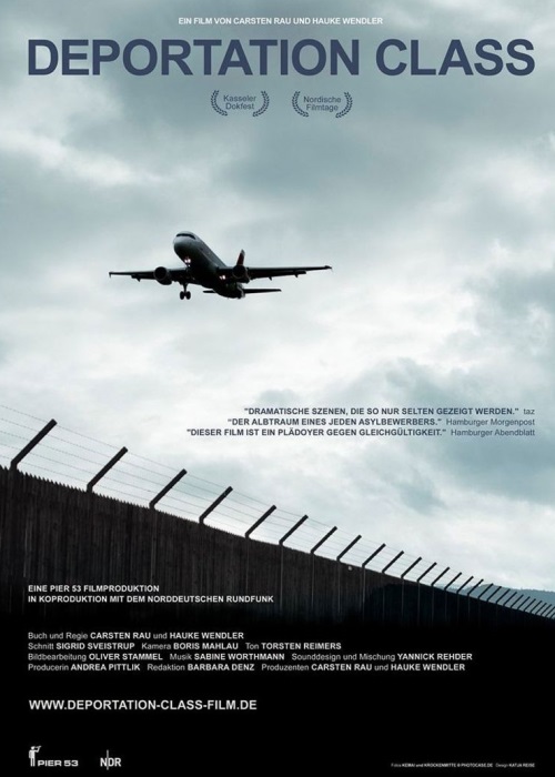 Filmplakat: Es zeigt ein Flugzeug, das über einen Grenzzaun fliegt.