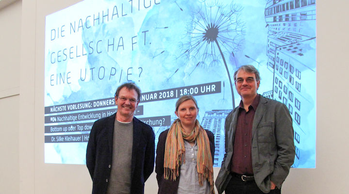 Norbert Kuhn (Präsident der Hochschule Trier), Corinna Rüffer und Ulrich Brand (Universität Wien) stehen nebeneinander.