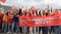 Streikende Beschäftigte des Riva-Konzerns mit rotem Plakat: Tarifvertrag Jetzt!