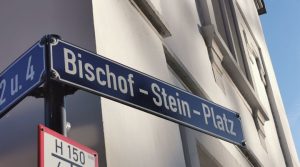 Straßenschild "Bischof-Stein-Platz"