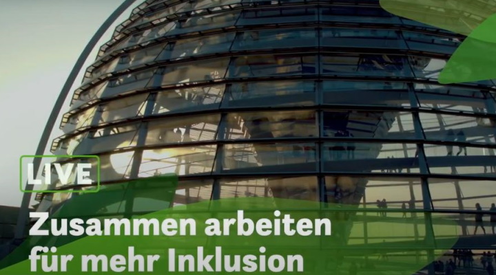 Reichstagskuppel im Hintergrund, im unteren Drittel steht der Titel des online-Gesprächs: Live - Zusammen arbeiten für mehr Inklusion