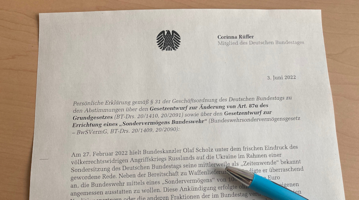 Die erste Hälfte des Blattes mit den ersten Zeilen meiner persönlichen Erklärung zur Abstimmung über das Bundeswehr-Sondervermögen.