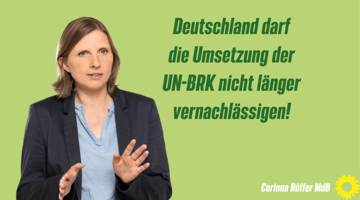Ein Foto von Corinna Rüffer; rechts daneben steht das Zitat: "Deutschland darf die Umsetzung der UN-BRK nicht länger vernachlässigen!"