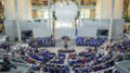 Blick in den Plenarsaal des Deutschen Bundestages während einer Bundestagssitzung. Am Rednerpult steht ein Redner, im Plenum sitzen viele Abgeordnete.