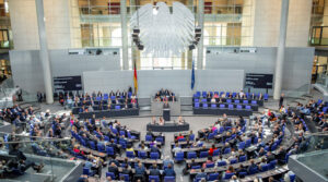 Blick in den Plenarsaal des Deutschen Bundestages während einer Bundestagssitzung. Am Rednerpult steht ein Redner, im Plenum sitzen viele Abgeordnete.