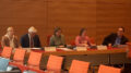 Das Foto zeigt das Podium der Pressekonferenz. Zu sehen sind (von links nach rechts): Dagmar Schmidt (SPD), Hubert Hüppe (CDU), Corinna Rüffer (Grüne), Carina Kühne (Schauspielerin und Inklusions-Aktivistin), Stefan Schwartze (SPD)